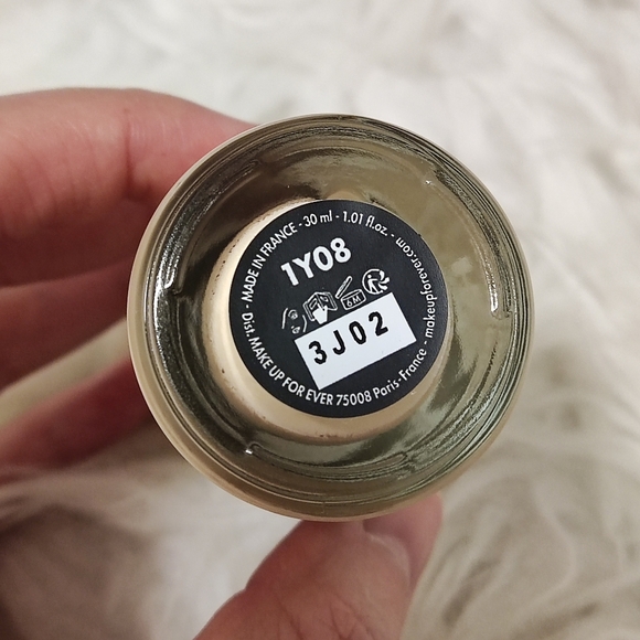 HD skin hydra glow hydrating foundation in 1Y08 - Picture 2 of 9